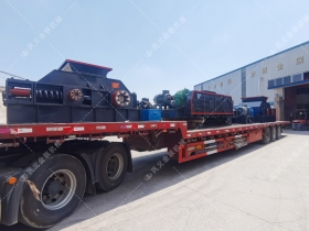 1200*1200雙齒輥破碎機，兩臺900*900軌道移動雙齒輥破碎機發(fā)往云南