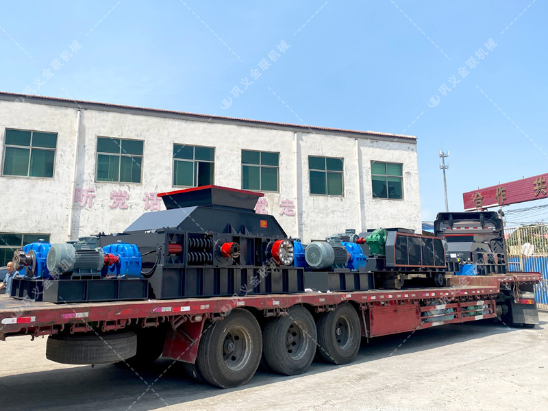 1200*1200雙齒輥破碎機，兩臺900*900軌道移動雙齒輥破碎機發(fā)往云南